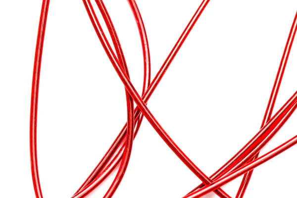 Beyaz zemin üzerine kırmızı tel — Stok fotoğraf