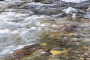 Bir arka plan olarak dağ nehir suyundaki dalgalı su