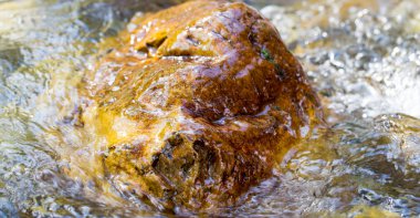 arka plan olarak su altında renkli taşlar