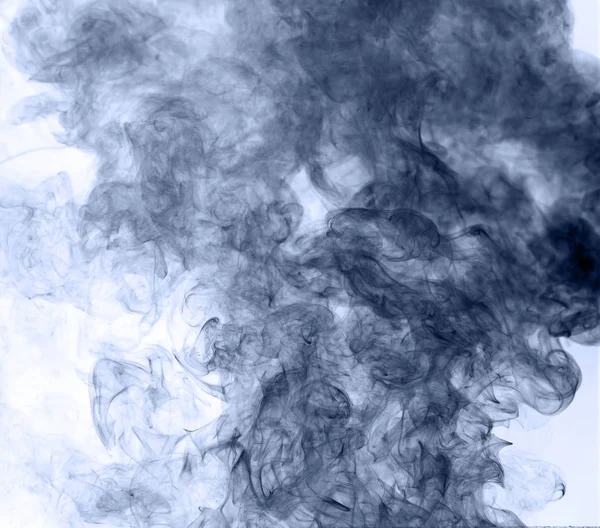 Humo azul sobre un fondo blanco. inversión —  Fotos de Stock