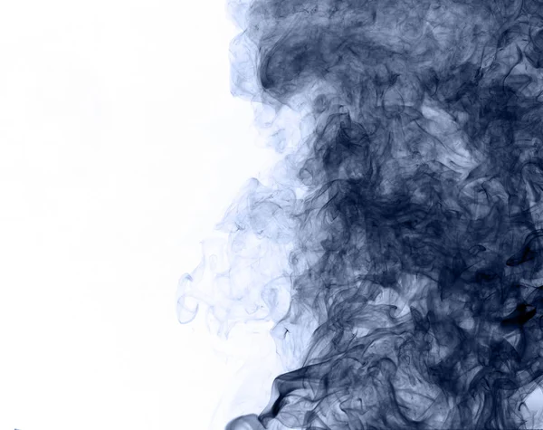 Humo azul sobre un fondo blanco. inversión — Foto de Stock