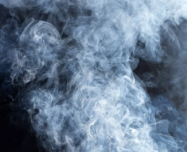 Фрагменты дыма на черном фоне — стоковое фото