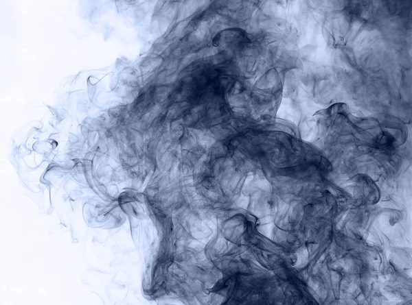 Niebieski dym na białym tle. odwrócenie — Zdjęcie stockowe