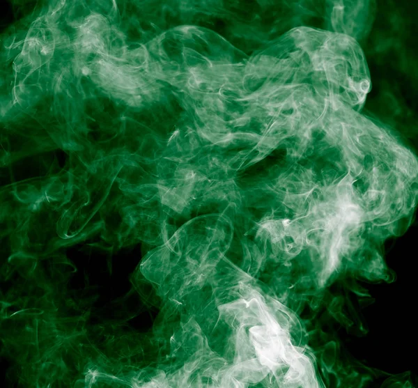 Grüner Rauch auf schwarzem Hintergrund — Stockfoto