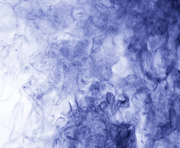 Niebieski dym na białym tle. odwrócenie — Zdjęcie stockowe