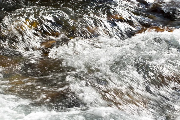 L'eau rude dans la montagne l'eau de la rivière comme fond — Photo