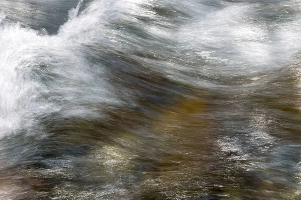 Τραχιά νερά στο νερό του ποταμού βουνού ως φόντο — Φωτογραφία Αρχείου