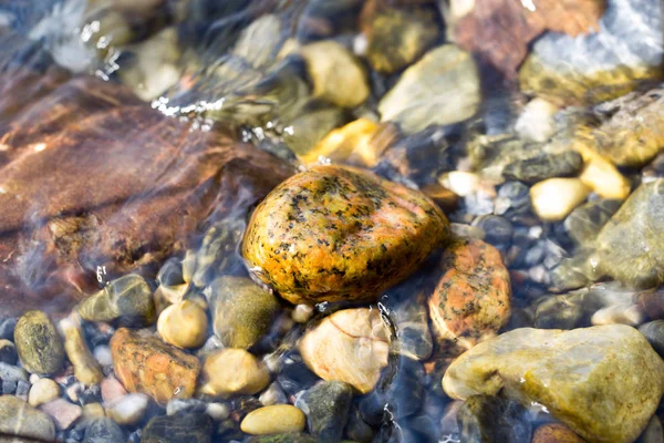 Färgade stenar under vattnet som bakgrund — Stockfoto
