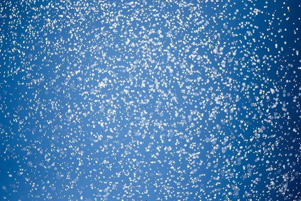 Pioggia contro il cielo blu — Foto Stock
