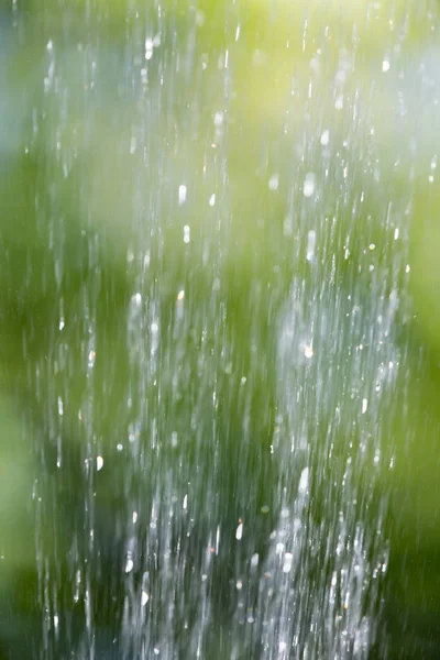 Wasserspritzer auf die Natur. Hintergrund — Stockfoto