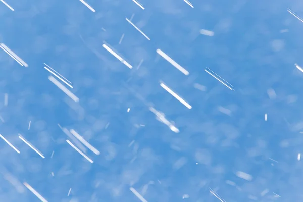 Regn droppar på en bakgrund av blå himmel — Stockfoto