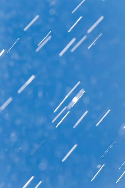 Regn droppar på en bakgrund av blå himmel — Stockfoto