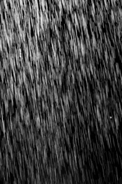 siyah bir arka plan üzerinde yağmur