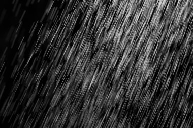 siyah bir arka plan üzerinde yağmur