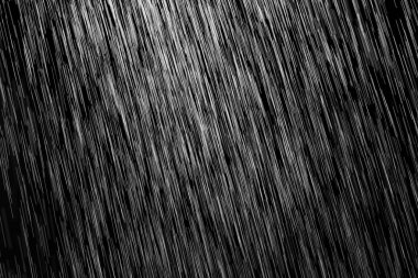 siyah bir arka plan üzerinde yağmur