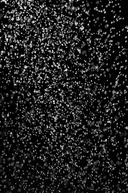 siyah bir arka plan üzerinde yağmur