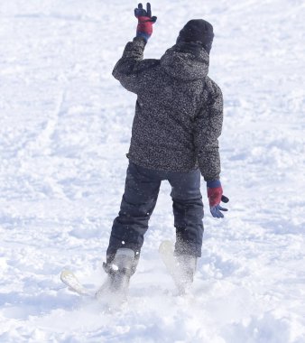 İnsanlar kışın karda kayak yapıyor.