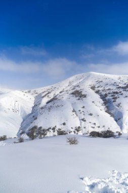 Güzel Tien-Shan dağları karda. Kışın