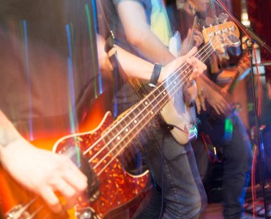 Sahne Alanı'nda agresif oyun gitar