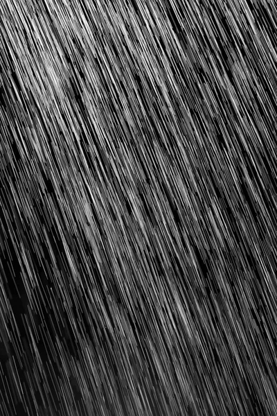 黒い背景に雨します。 — ストック写真