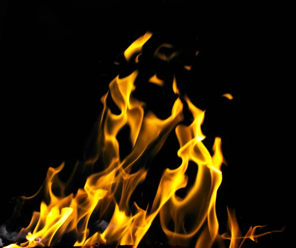 Fuego de llama sobre fondo negro —  Fotos de Stock