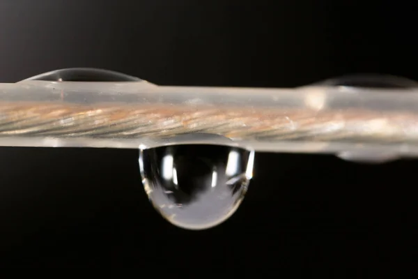 Una goccia d'acqua sul nero. super macro — Foto Stock