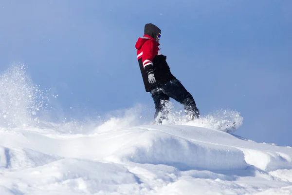 Salto snowboarder dalla collina in inverno — Foto Stock