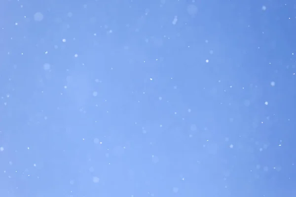 Sníh v modré obloze — Stock fotografie