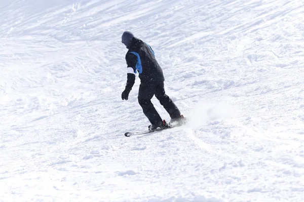 İnsanlar kışın karda kayak yapıyor. — Stok fotoğraf