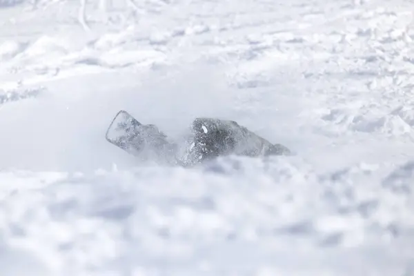 Menschen fielen im Winter im Schnee auf ein Schneebrett — Stockfoto