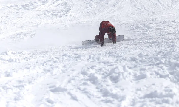 Ludzie snowboarding na śniegu w zimie — Zdjęcie stockowe