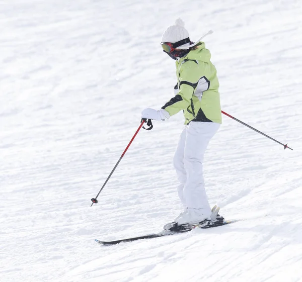 Skidåkning i snön på vintern — Stockfoto