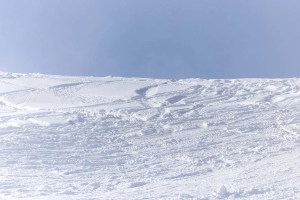 Snötäckta bergssidan utomhus på vintern — Stockfoto