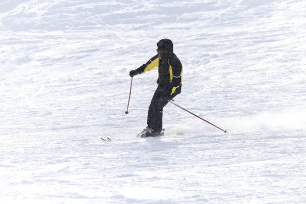 İnsanlar kışın karda kayak yapıyor. — Stok fotoğraf