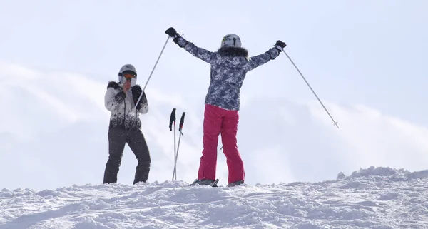 冬天人们在雪地里滑雪 — 图库照片