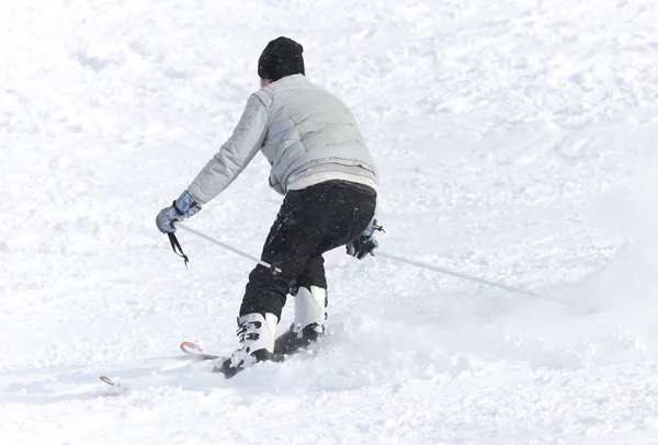 Люди катаються на лижах на снігу — стокове фото