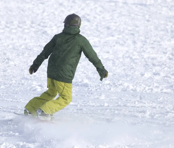 Persone snowboard sulla neve — Foto Stock