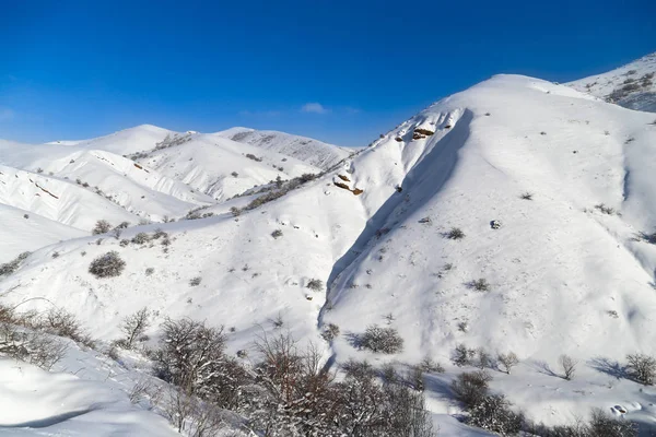 Hermosas montañas Tien-Shan en la nieve. en invierno — Foto de Stock