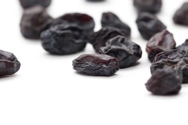 Beyaz arka planda siyah kuru üzüm. makro