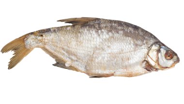 Beyaz arka planda tütsülenmiş balık