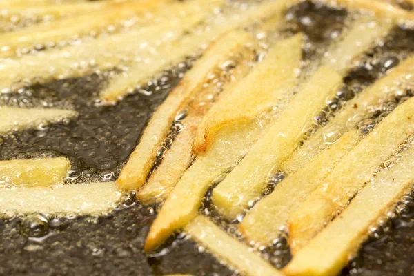 Pommes frites friterade i en kastrull — Stockfoto