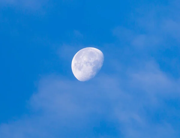 Lua no céu azul — Fotografia de Stock