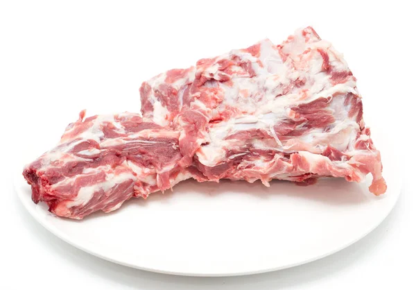 Carne fresca em um prato em um fundo branco — Fotografia de Stock