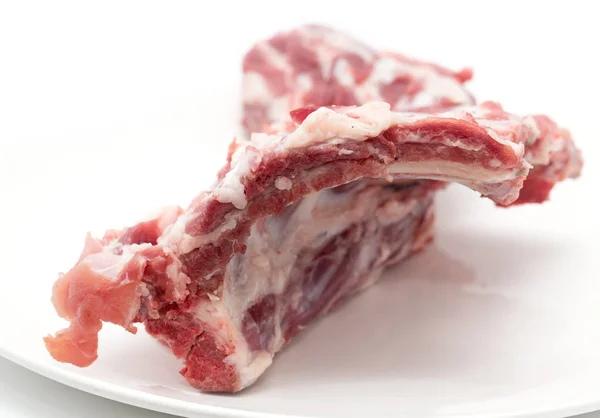 皿白い背景の上に新鮮な肉 — ストック写真