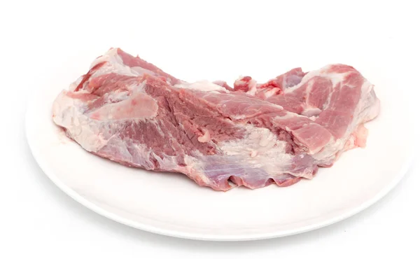 Färskt kött i en maträtt på en vit bakgrund — Stockfoto