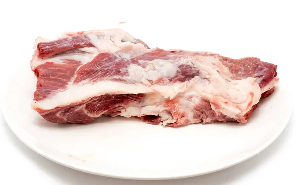 Frisches Fleisch in einem Gericht auf weißem Hintergrund — Stockfoto