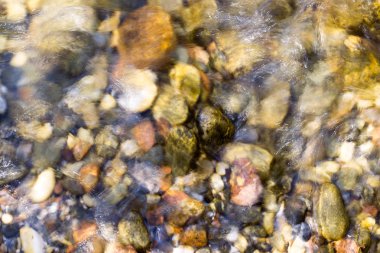 arka plan olarak su altında renkli taşlar