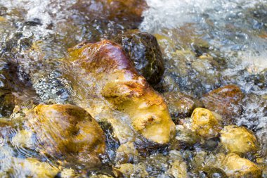 arka plan olarak su altında renkli taşlar