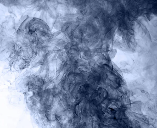 Blå rök på en vit bakgrund. vändning — Stockfoto