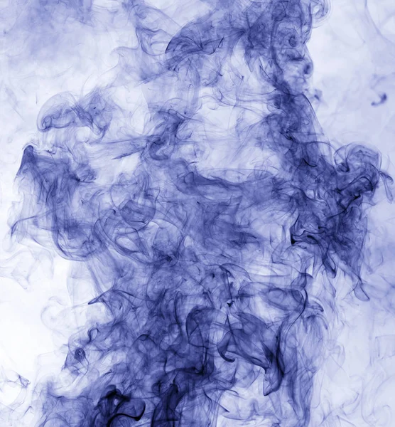 Modrý kouř na bílém pozadí. inverze — Stock fotografie